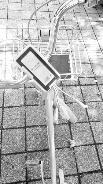 車把中間有手機充電支架，下方連接著3根充電線。