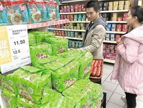市民在超市內購買方便面。