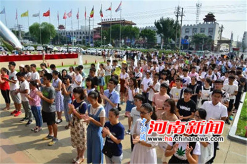 此次儀式中，雙匯集團(tuán)漯河總部共有210名員成為第一批“金秋獎學(xué)”的獲得者。