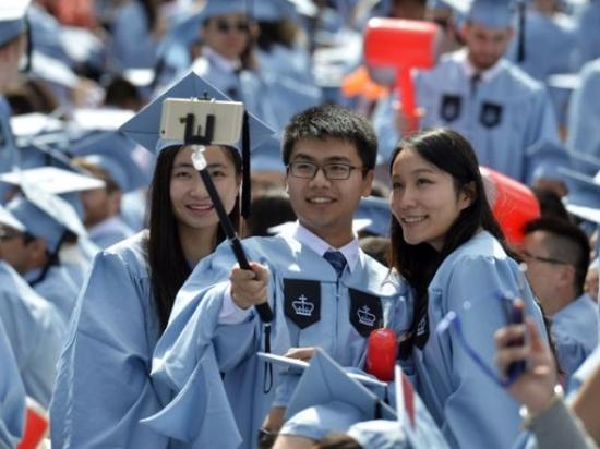 2015年5月20日，幾名中國留學(xué)生在美國哥倫比亞大學(xué)第261屆畢業(yè)典禮上自拍。約15000名畢業(yè)生參加了當(dāng)天的儀式，其中包括近600名中國學(xué)生。新華社記者王雷攝