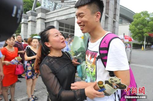 資料圖：家長(zhǎng)給考生送上鮮花。王康明 攝