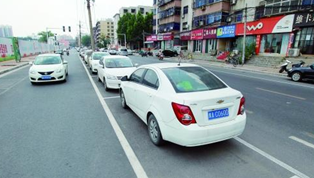 來(lái)看鄭州首創(chuàng)“內(nèi)嵌式”停車(chē)位長(zhǎng)啥樣？