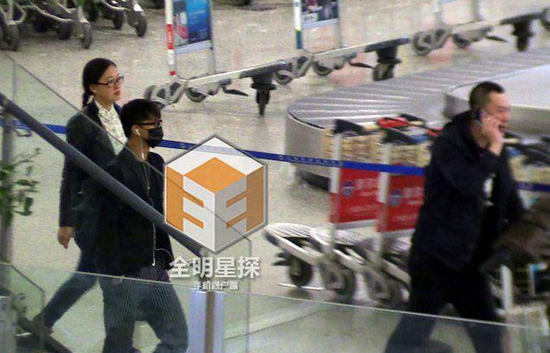 韓庚現(xiàn)身機(jī)場(chǎng)。