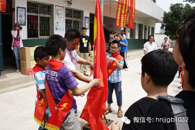 在莊嚴(yán)肅穆的國歌聲中，五星紅旗冉冉升起。學(xué)校的全體師生、愛心車隊(duì)的全體成員，共同經(jīng)歷了一次特殊的升旗