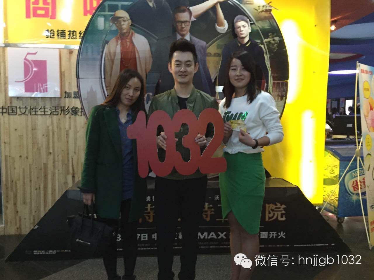 傳說中的Johnny終于現(xiàn)身啦！還是美女魅力大哦。帥哥美女好養(yǎng)眼，小編忍不住要多看幾眼呢。