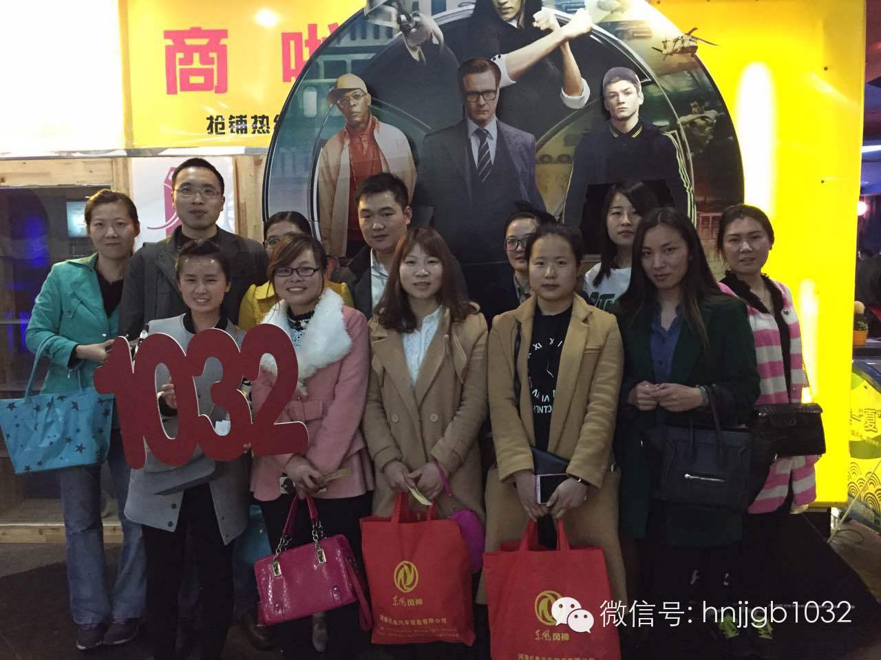 來個(gè)合影，1032的聽眾棒棒噠，個(gè)個(gè)都準(zhǔn)時(shí)到達(dá)了集合地點(diǎn)。Johnny表示很欣慰?。? complete=