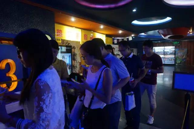 電影馬上開始，排隊入場嘍