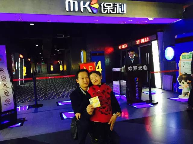 再來(lái)看兩個(gè)萌娃，表情都好有戲！