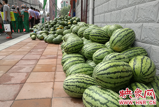 經(jīng)濟(jì)廣播工作人員和愛(ài)心企業(yè)給正在忙碌的環(huán)衛(wèi)工人、交警等送去一萬(wàn)六千多斤西瓜和近百提礦泉水。