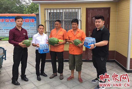 經(jīng)濟(jì)廣播工作人員和愛(ài)心企業(yè)給正在忙碌的環(huán)衛(wèi)工人、交警和協(xié)警等送去了一萬(wàn)六千多斤西瓜和近百提礦泉水。
