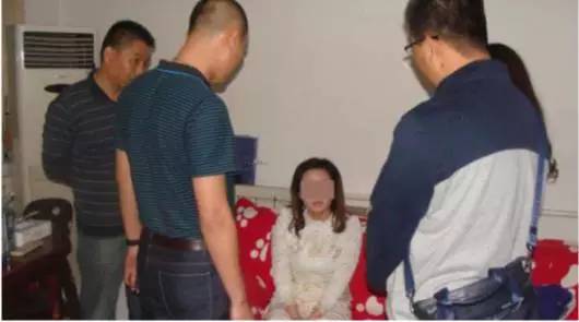 警方抓捕嫌疑人龐某衛(wèi)現(xiàn)場。警方供圖