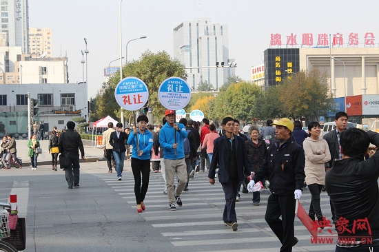 河南交通廣播的主持人們引導(dǎo)過(guò)馬路的行人從斑馬線通行 河南交通廣播的主持人們引導(dǎo)過(guò)馬路的行人從斑馬線通行