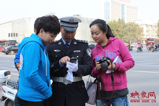 執(zhí)勤民警楊華民現(xiàn)場(chǎng)發(fā)微博 執(zhí)勤民警楊華民現(xiàn)場(chǎng)發(fā)微博