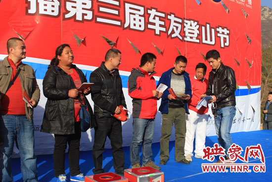 河南交通廣播工作人員為獲得獎品的車友發(fā)獎