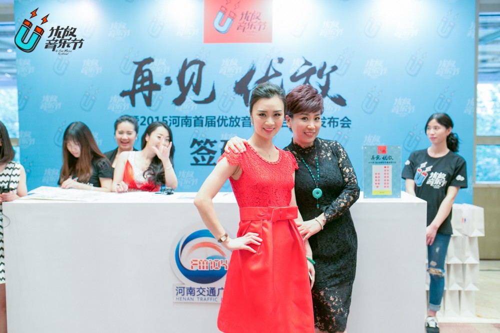 貼心的南方姐姐和美女主播小佩，海洋是不是每天都要流口水呀！
