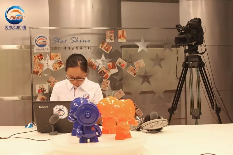 還是抽獎的姑娘比較認(rèn)真！為保證抽獎的公平公正，映象網(wǎng)進行了全程視頻直播。