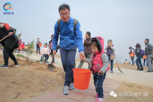 爸比爸比，你會種小樹嗎？我來教你吧~