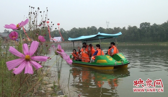 在水云間乘船游園，愜意無限