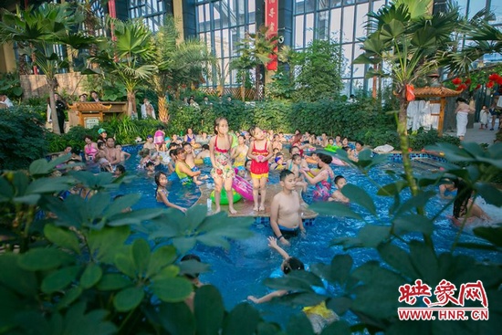 又開始過夏天的孩子們，在溫潤的泉水里放任天性。