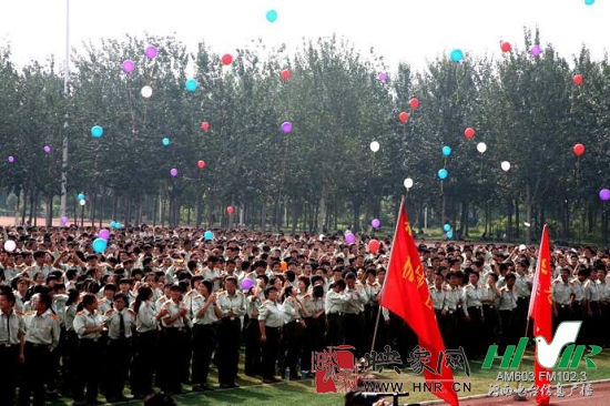 鄭大新生放飛代表夢(mèng)想，感恩的氣球