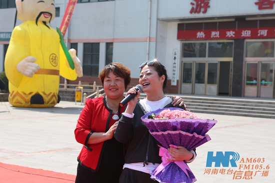 長壽山景區(qū)董事長、總經(jīng)理孫春花與主持人周迪