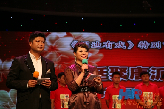 《周迪有戲》主持人周迪、鄭州電視臺(tái)文體頻道主持人劉冰（左）