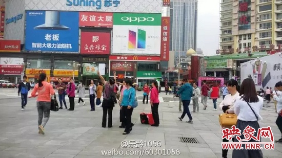 他們從四面八方匯集到二七塔下，由行走路人一下變成了一支舞蹈隊，跳起了節(jié)奏歡快、時尚動感的舞蹈。