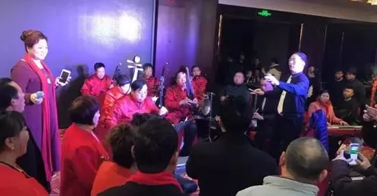 現(xiàn)場的樂隊老師也是咱的戲迷朋友，為了周迪的見面會今天累也開心