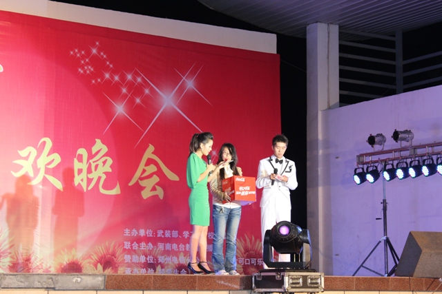 教育廣播女主播葉子現(xiàn)身晚會，全場沸騰
