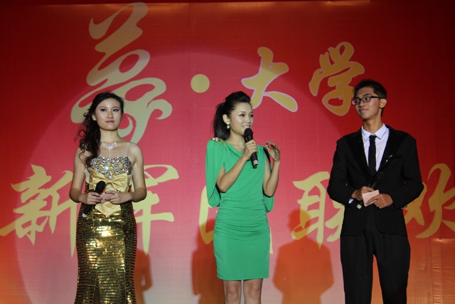 教育廣播女主播葉子現(xiàn)身晚會，與學(xué)生同臺主持
