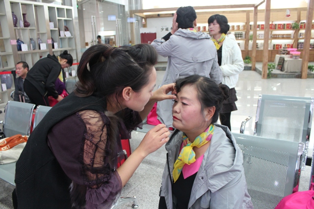 活動(dòng)開(kāi)始前，教育廣播女主播幫參與活動(dòng)演出的老人化妝