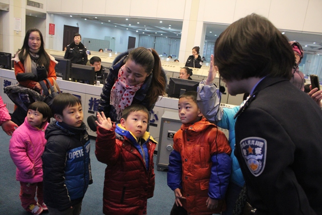 指揮中心警官為小聽眾講解報(bào)警知識(shí)