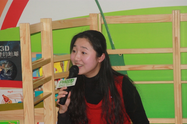女主播“卷卷貓”親臨現(xiàn)場(chǎng)，繪聲繪色為孩子們講故事