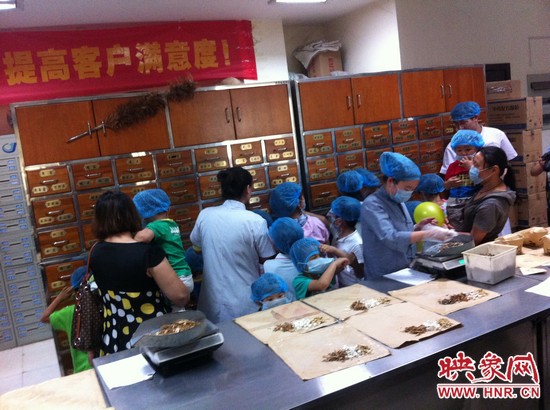 　　接下來，要進(jìn)入到有中醫(yī)“博物館”之稱的中藥房去探秘啦！藥房那些小抽屜里面裝的是什么？孩子們很好奇