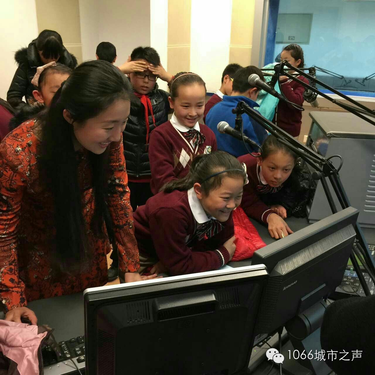 “好激動(dòng)，好激動(dòng)”！天天上學(xué)、放學(xué)都從廣播大廈經(jīng)過(guò)，今天終于進(jìn)來(lái)了！
