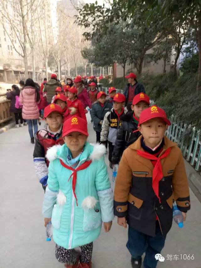 脖子上戴著紅領(lǐng)巾，頭上頂著小紅帽，排著整齊的隊(duì)伍——出發(fā)！