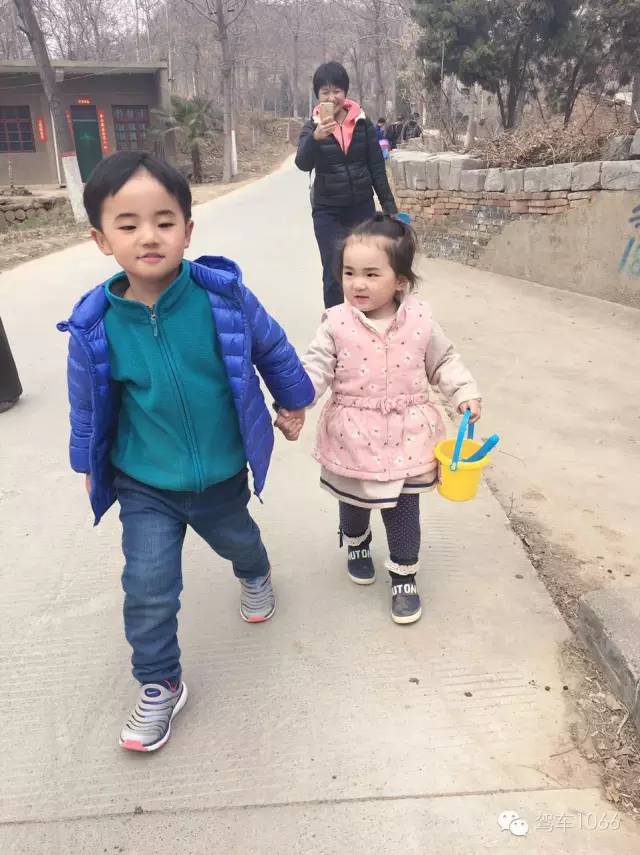 哥哥帶著妹妹跑著去植樹！