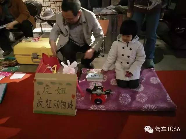 這位小老板的攤位擺的有模有樣的，不過旁邊這位酷爸怎么這么眼熟？