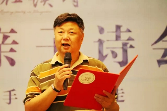 第一個節(jié)目便是重磅，大象融媒·欣欣象融網(wǎng)絡(luò)科技公司董事長魏峰帶來沈浩波的作品《在夏天時想起秋天》