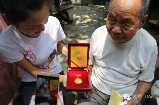 老兵聽不到我們在說什么，今年98了。