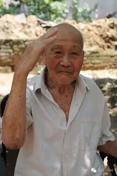 老兵身子骨不行了，九十多歲了……也許軍禮不那么標(biāo)準(zhǔn)了，但是這一幕還是感動到了我們……