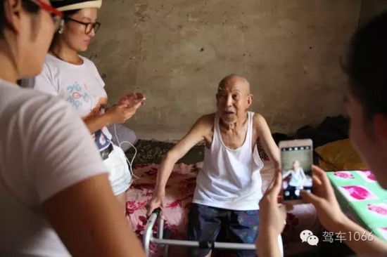 老兵老兵，你的勛章呢，國家給你的那個？