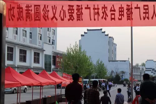 在大家的齊心努力下，終于在天黑前將第二天義診活動場地搭建好了。