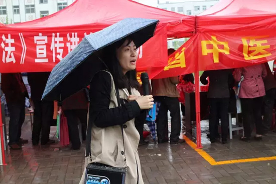 《健康河南》主播柳青也一直在雨中，不畏寒冷，引導(dǎo)大家排隊掛號，指路，排憂解難……