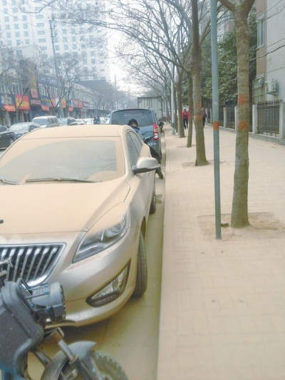 馬路灰頭土臉，停在路邊的車也蒙塵。