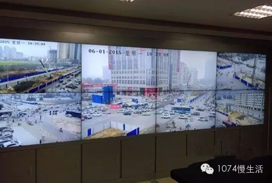 通過監(jiān)控人員操控“電子眼”調(diào)整焦距，可以看到整個工地全景