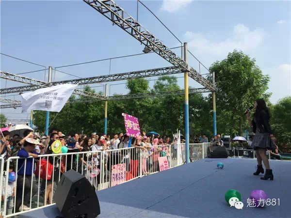 輕輕躍起、優(yōu)美身段，新聞小姐李江
