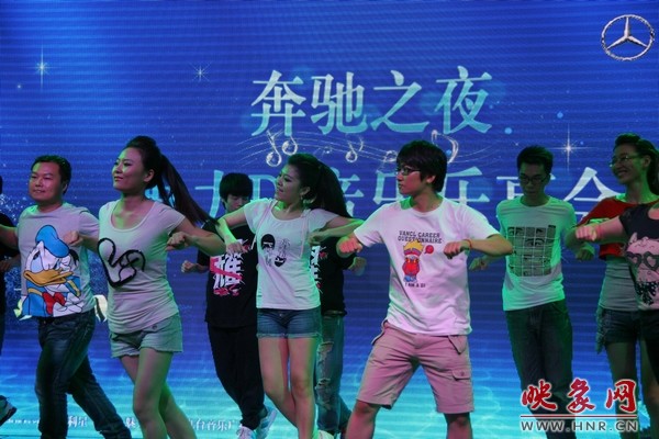 熱情洋溢的開(kāi)場(chǎng)舞，DJ們?nèi)硇耐度? complete=