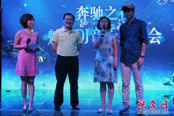 魅力881總監(jiān)李仙芝(右二)現(xiàn)場(chǎng)送出大獎(jiǎng) 魅力881總監(jiān)李仙芝(右二)現(xiàn)場(chǎng)送出大獎(jiǎng)