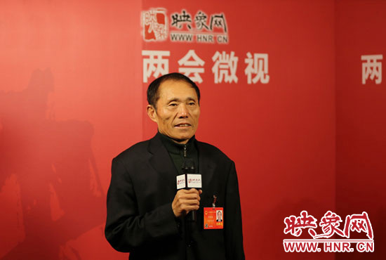 3月4日，全國人大代表、濮陽縣西辛莊村支部書記李連成在映象網(wǎng)全國兩會(huì)北京演播室做客《兩會(huì)微視》訪談。